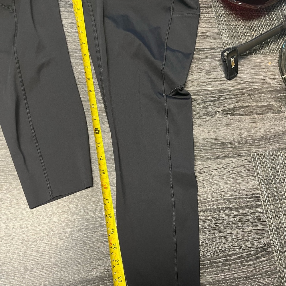 Lululemon Classic Solid Black Cropped Leggings Si… - image 6